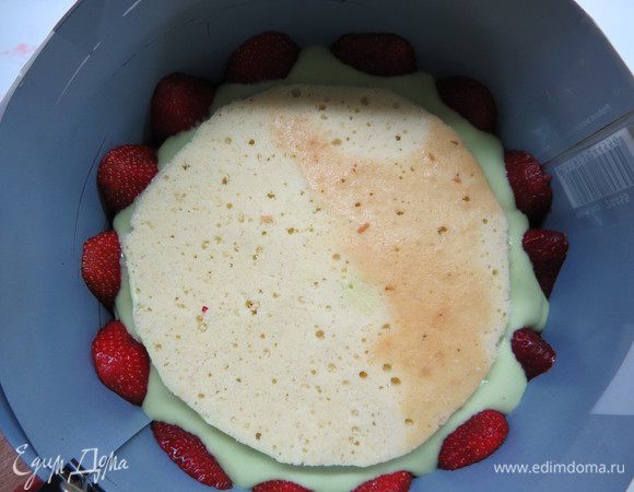 Поверх мусса выкладываем круг бисквита женуаз, диаметром 15-16 см (биквит я также подрезала до нужного диаметра). На бисквит выкладыаем опять небольшой слой фисташкового мусса.