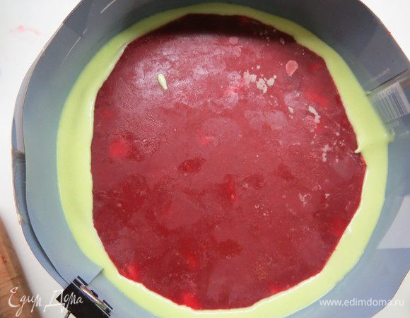 Затем на мусс выкладываем второй слой клубничного мармелада.