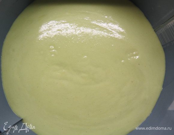 Выкладываем оставшийся фисташковый мусс. Ставим в холодильник до застывания.