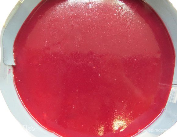 После того, как наш мусс застыл и тортик стабилизировался, делаем ягодную глазурь. Вишневый сок (у меня сок от размороженной вишни) и сахар нагреваем на среднем огне до растворения сахара. Желатин замачиваем и распускаем в 18 г воды, добваляем в теплый вишневый сок. Аккуратно выливаем нашу глазурь на торт и ставим в холодильник до застывания.