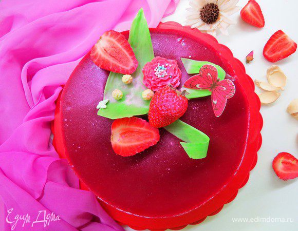 Украшаем тортик свежей клубникой или чем ваша душа пожелает.