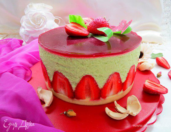 Снимаем боковую пленку и любуемся красивыми клубничными боками.