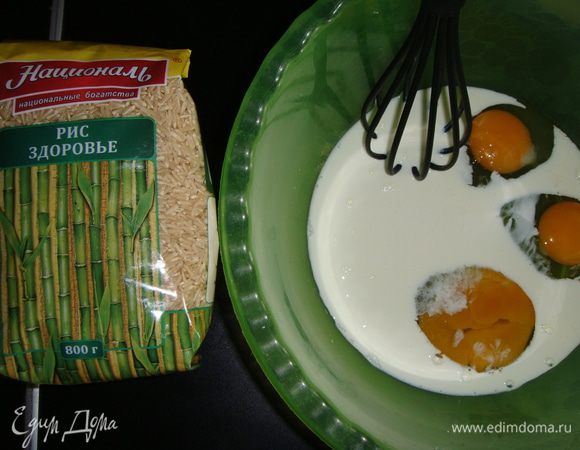 В чашку влить сливки, добавить яйца и соль. Взбить венчиком до однородного состояния.