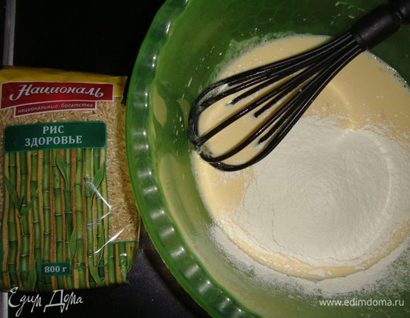 Просеять муку и перемешать венчиком, чтобы не было комочков.