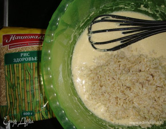 Добавляем остывший рис и перемешиваем.
