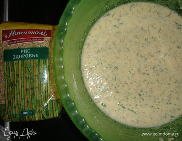 Всыпаем рубленный укроп и еще раз перемешиваем.