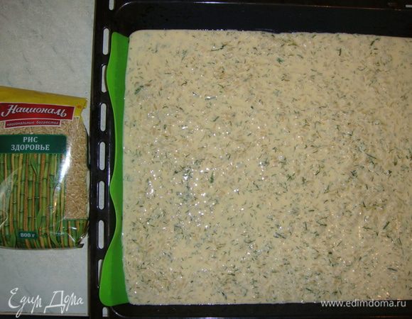 Советую противень застелить силиконовым ковриком, т.к. потом будет легче работать с рулетом, хотя можно использовать пергамент. Противень (стандартный из духовки) застелить силиконовым ковриком и вылить основу. Выпекать в разогретой до 190°С духовке 20 минут. Во время запекания основа стала пузырится и я сделала проколы вилкой.