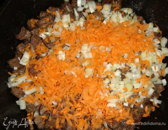 Лук нарезать кубиками, морковь натереть на крупной терке и добавить к печени. Посолить, поперчить, добавить сливочное масло, все перемешать и тушить под закрытой крышкой 7 минут.