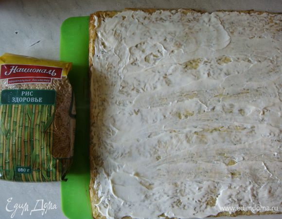 Готовую основу выложить с силиконовым ковриком на стол и смазать 2 ст. л. майонеза.