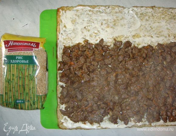 Выложить начинку, оставляя одну сторону пустой.