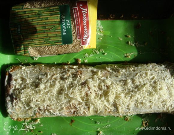 Свернуть в рулет, начиная со стороны, где лежит начинка постепенно снимая силиконовый коврик.