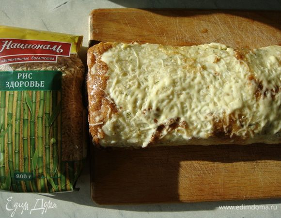 Готовый рулет немного остудить и потом нарезать на порционные куски.