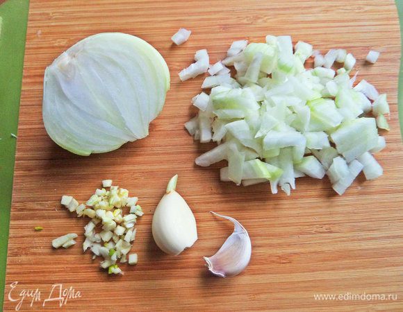 Для начинки измельчить лук, чеснок.