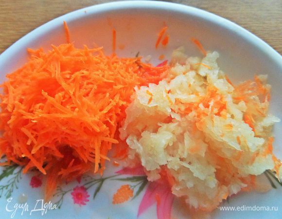 Морковь и дольку маринованного патиссона натереть.