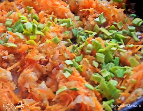 Когда овощи слегка пропассеруются, всыпать немного порея.