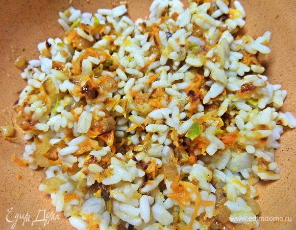 Соединить обжарку с рисом, заранее отваренным.