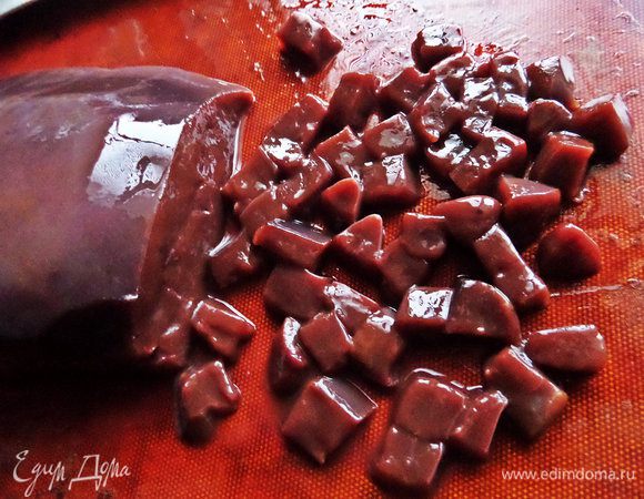 Говяжью печенку нарезать на кубики.