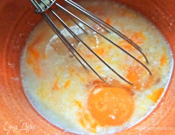 Переходим к яичной основе. Взбить яйца с молоком.