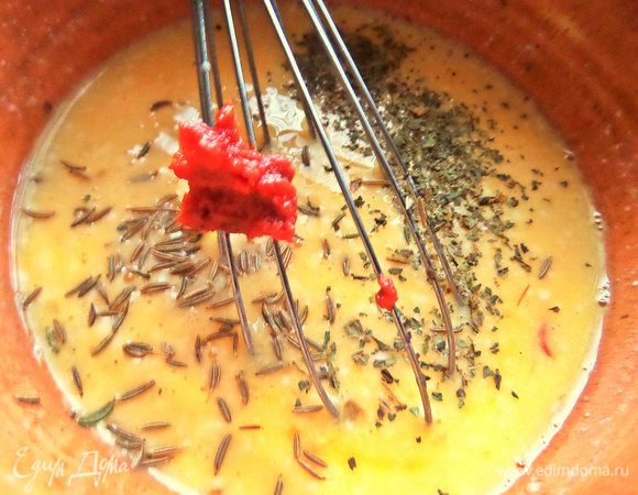 Добавить томатную пасту и специи.