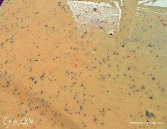 Вылить на коврик омлет.