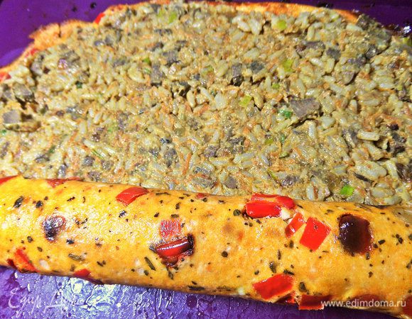 Начинаем сворачивать в рулет.