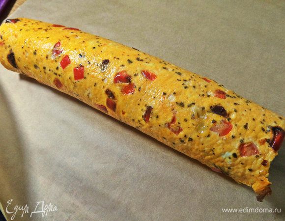 Для закрепления формы рулет положить на пергамент.