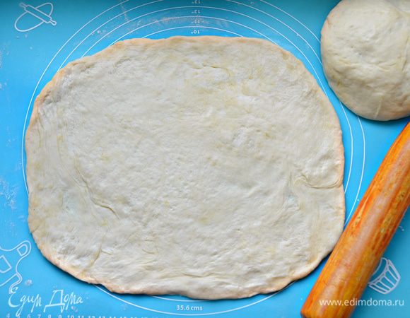 Готовое тесто разделите на 2 части и раскатайте по величине формы для выпечки.