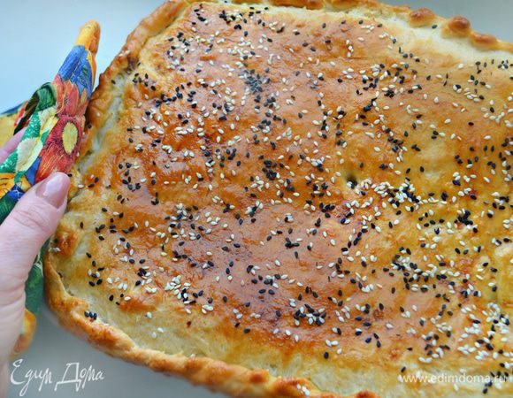 Выпекайте пирог в течение 45-50 мин. до румяного цвета.