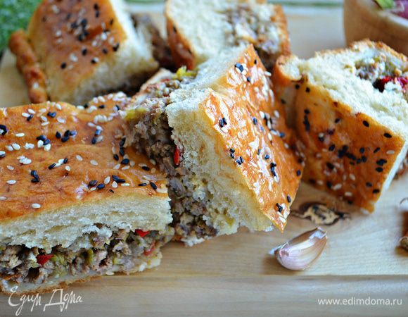 Готовый пирог накройте чистым полотенцем, дайте ему немного остыть и нарежьте на кусочки.