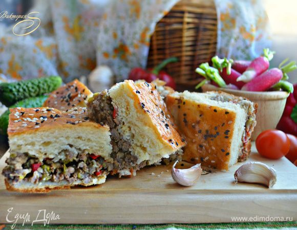 Пирог невероятно вкусный как в теплом, так и в холодном виде. Прекрасно подойдет для перекуса во время дружеских посиделок на природе. Приятного вам аппетита!