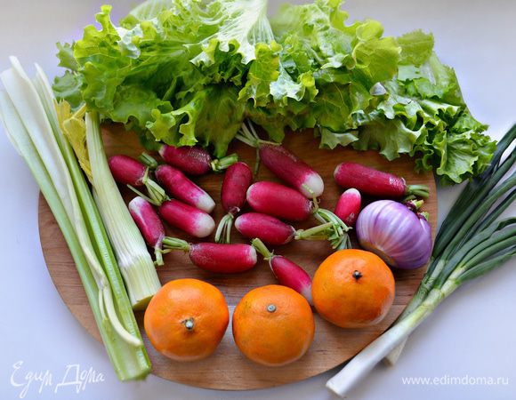 Помыть и почистить овощи, зелень.