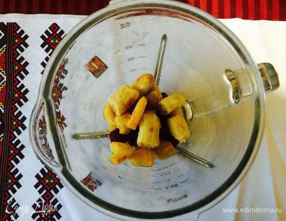 Выложите в чашу блендера.