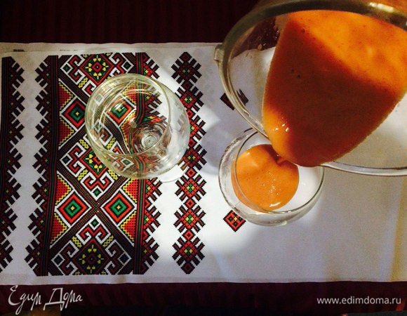 Вылейте готовый смузи в бокал.