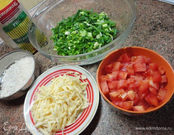 Лук нарезать кусочками длиной 2 см, сыр натереть на терке. Помидоры очистить от кожицы и нарезать кубиками (можно использовать консервированные помидоры).