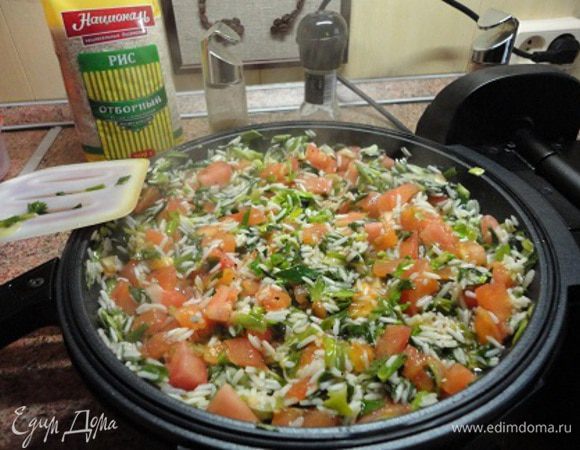 Добавить помидоры, петрушку, посолить, поперчить, потушить пару минут и затем добавить часть горячей воды. Накрыть крышкой и на медленном огне довести рис до готовности, при необходимости доливая горячую воду. Мне не понадобился весь объем воды. Рис уже был готов и вода, в которой он готовился, впиталась или испарилась.