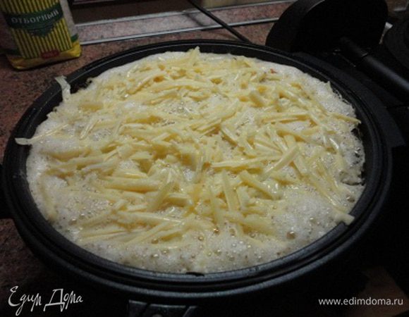 Для заливки яйца взбить венчиком, добавить соль и кориандр (кориандр — это уже мое собственное дополнение, я во все омлеты и запеканки добавляю его) и залить рис с овощами. Сверху посыпать сыром.