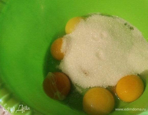 Для бисквита: отделить белки от желтков. Белки убрать в холодильник. Желтки взбить с двумя видами сахара добела.
