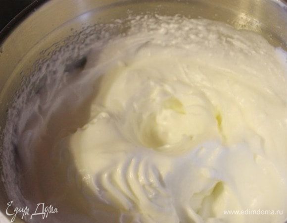 Белки взбить с солью до устойчивых пиков.
