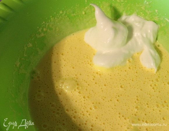 К желткам в три захода аккуратно подмешать белки движением снизу-вверх.
