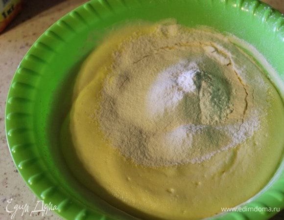 В конце добавить муку с разрыхлителем. Аккуратно перемешать.
