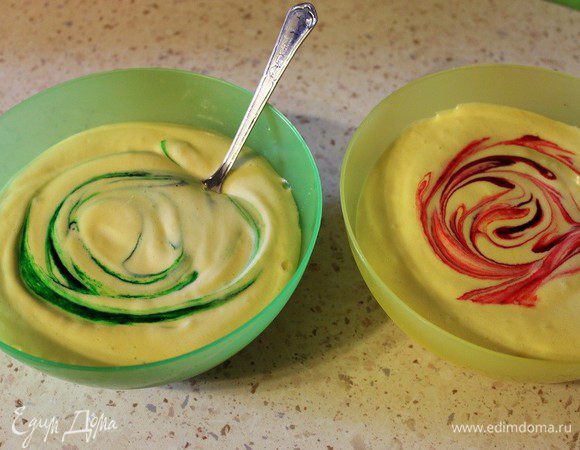 Разделить тесто на две равные части. В одну часть добавить красный краситель, в другую —
 зеленый.
