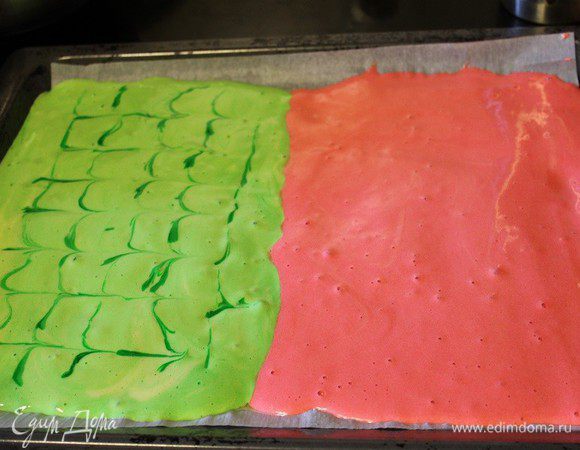 На вторую половину вылить красное тесто, убрать фольгу, разровнять тесто. Выпекать при температуре 190°С 15-17 минут.
