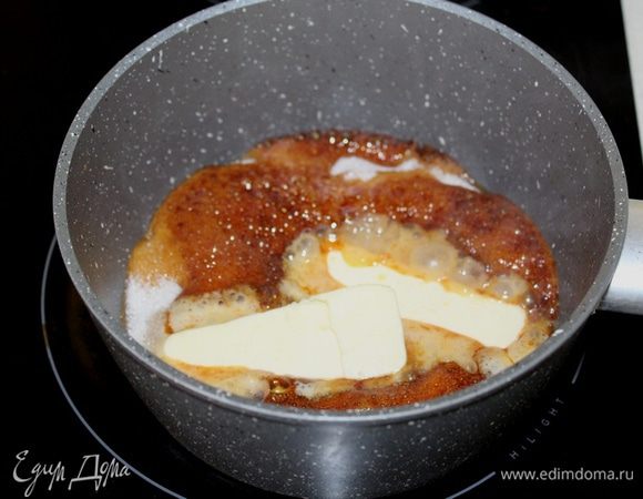 В это время займемся карамелью. В сотейник равномерно насыпьте сахар, включить средний огонь и, не мешая, ждем, когда сахар начнет карамелизироваться. Затем аккуратно перемешать, добавить масло, снять с огня, перемешать.