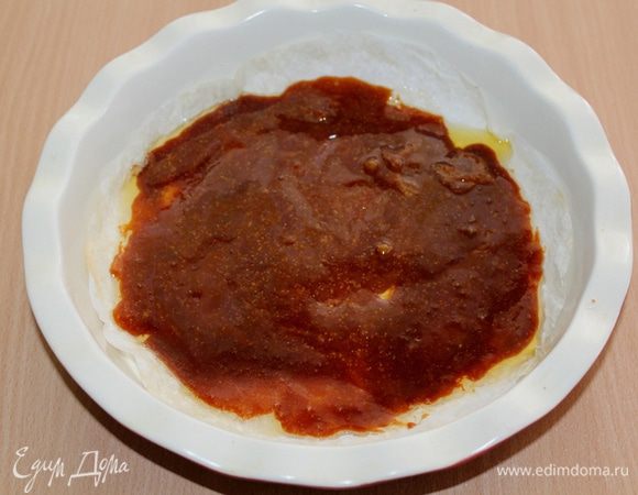 Сразу же карамель распределить по форме для выпекания.