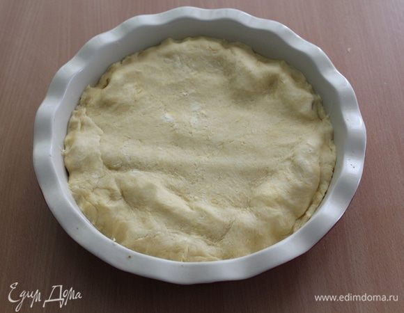 Тесто раскатать, выложить на ревень, края подогнуть внутрь. Диаметр формы — 22-24 см.