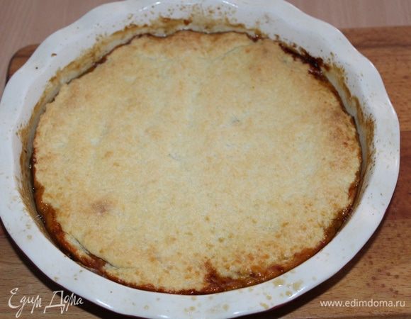 Запекайте тарт в духовке при 180°С 30-35 минут, достаньте пирог из духовки и дайте остыть 10 минут. Перевернуть тарт на блюдо (лучше это делать над раковиной, так как может выделиться  лишний сок).