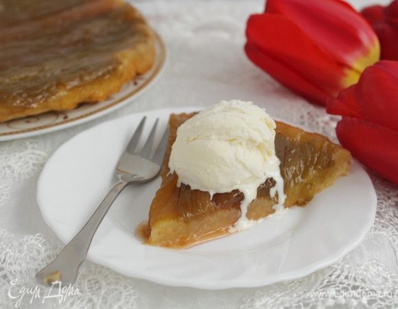 Сразу можно насладиться кусочком еще теплого тарта с шариком ванильного мороженого. Очень вкусно! 