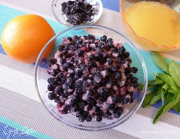 Подготовим продукты для чая. Черника у меня замороженная. 