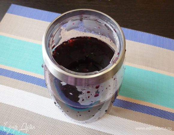 Поместим чернику в бутыль для лимонада. Зальем горячей водой. Оставим настояться на 15-20 минут.