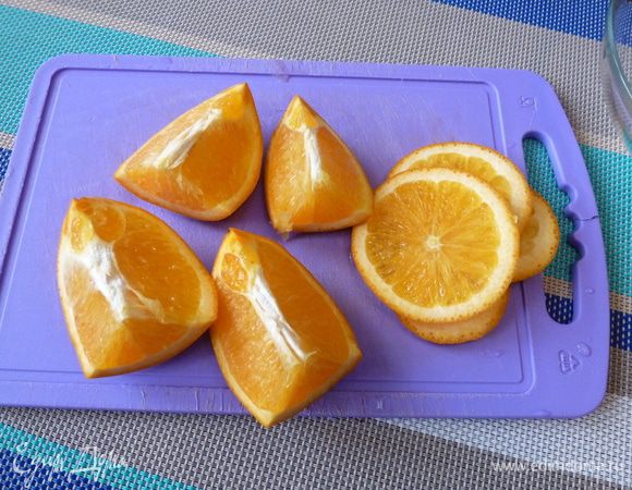 Пока нарежем апельсин. Выжмем сок. Часть апельсина нарежем колечками для украшения. 